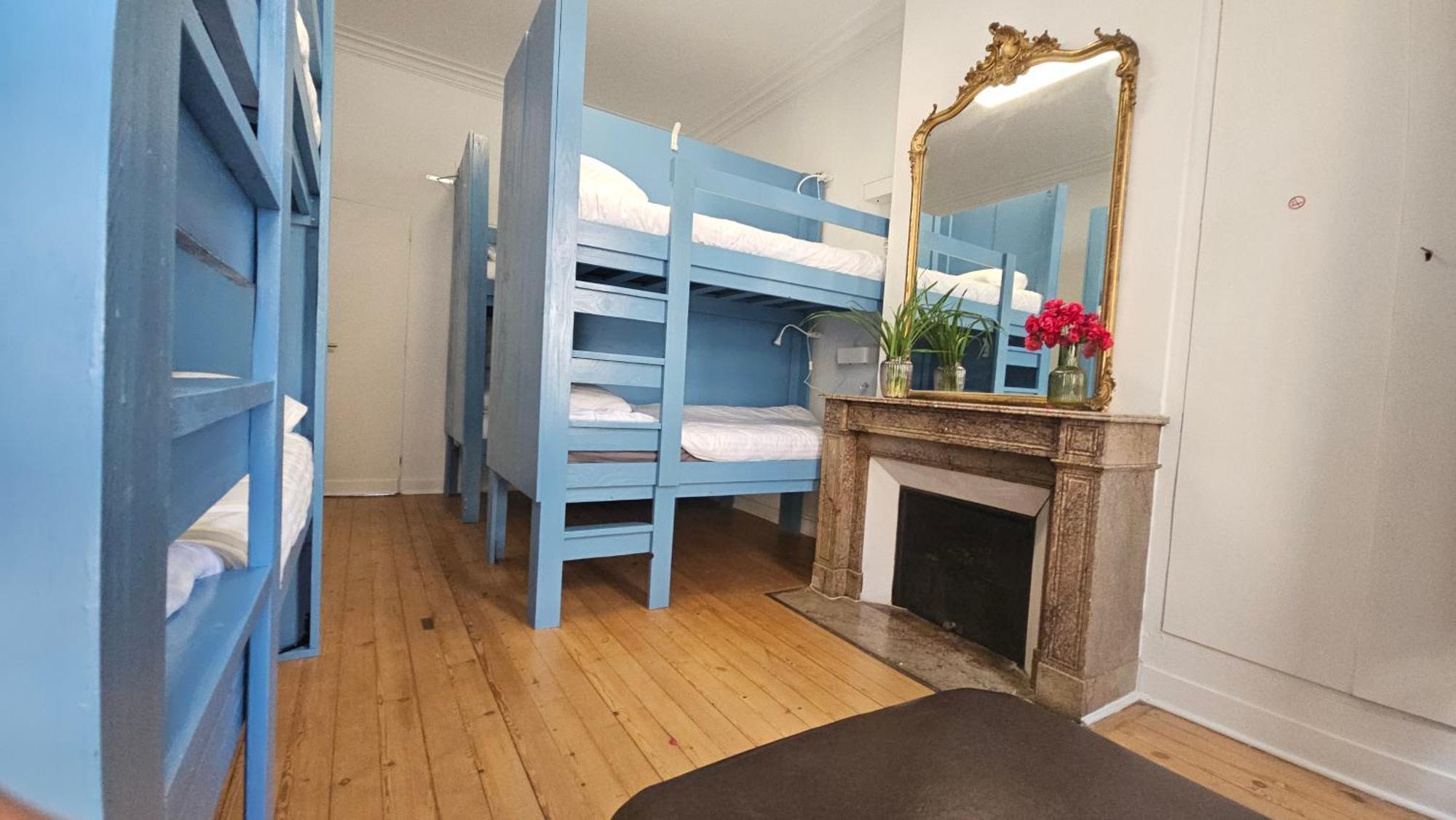 Bed In 6-Bed Mixed Dormitory Le Jardin Cafe Bordeaux Exterior foto