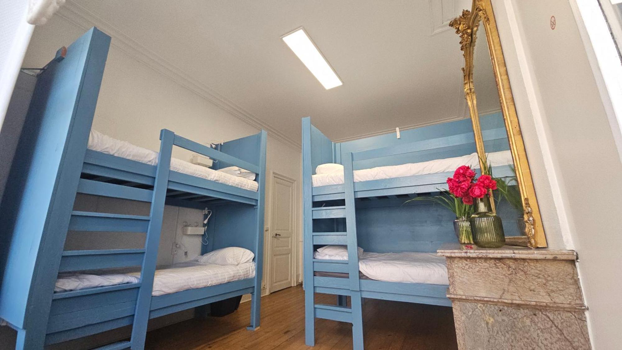 Bed In 6-Bed Mixed Dormitory Le Jardin Cafe Bordeaux Exterior foto