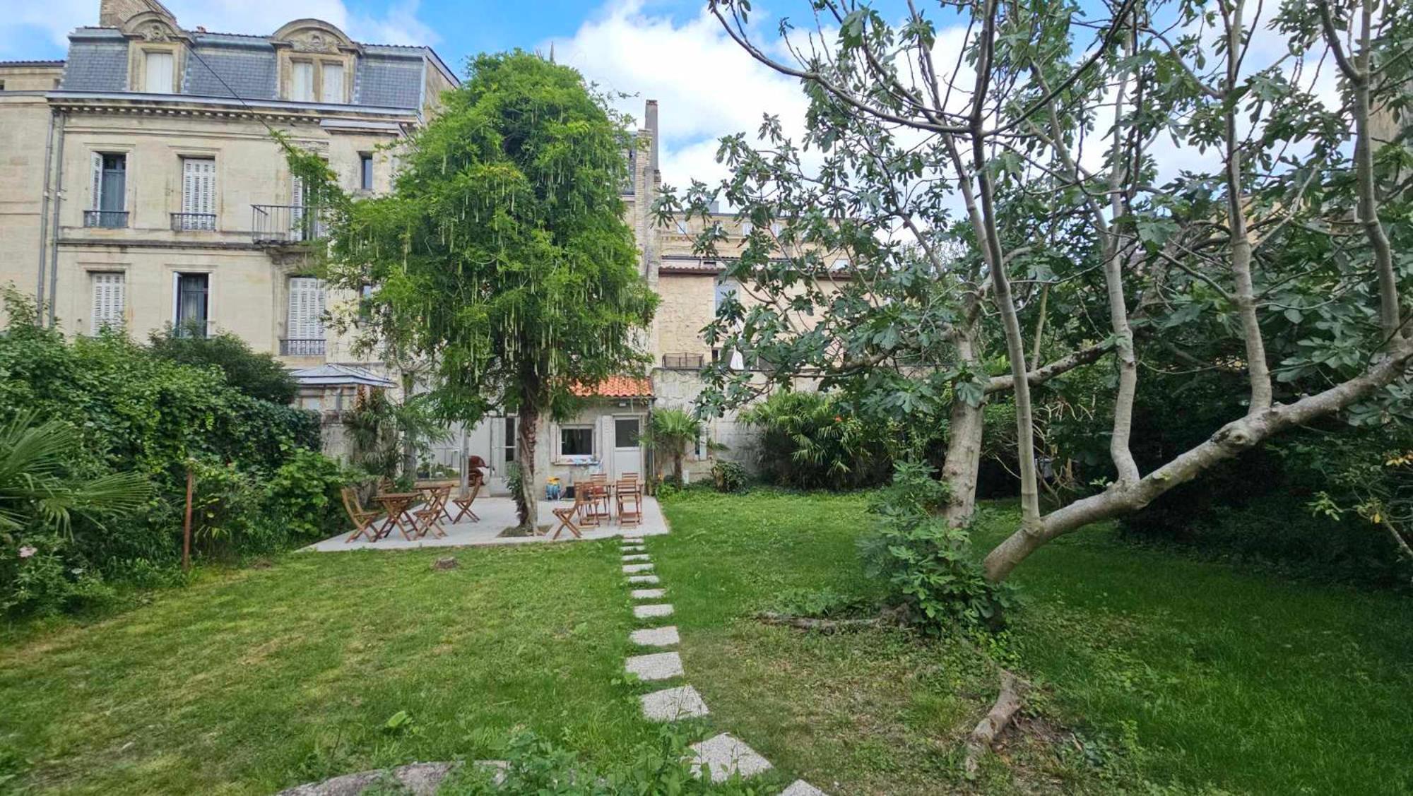 Bed In 6-Bed Mixed Dormitory Le Jardin Cafe Bordeaux Exterior foto